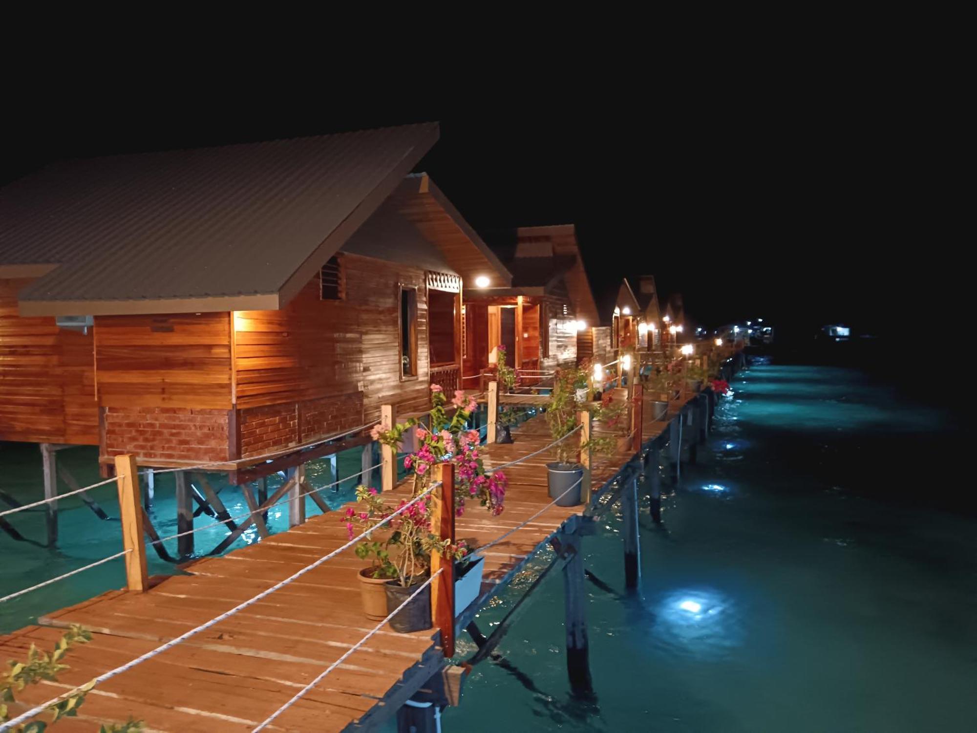 La Water House Semporna Bed & Breakfast Ngoại thất bức ảnh